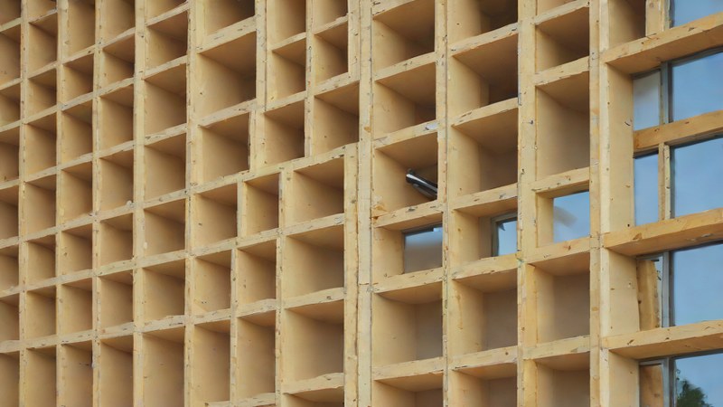 Процесс установки SIP-панелей на стену дома в Нижнем Новгороде